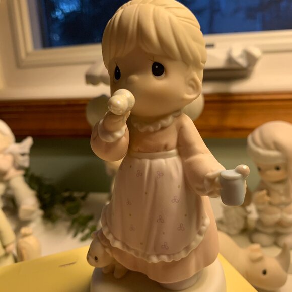 Vintage Collectible Precious Moments "Memories Are Made Of This" Figurine 529982 - Picture 3 of 4